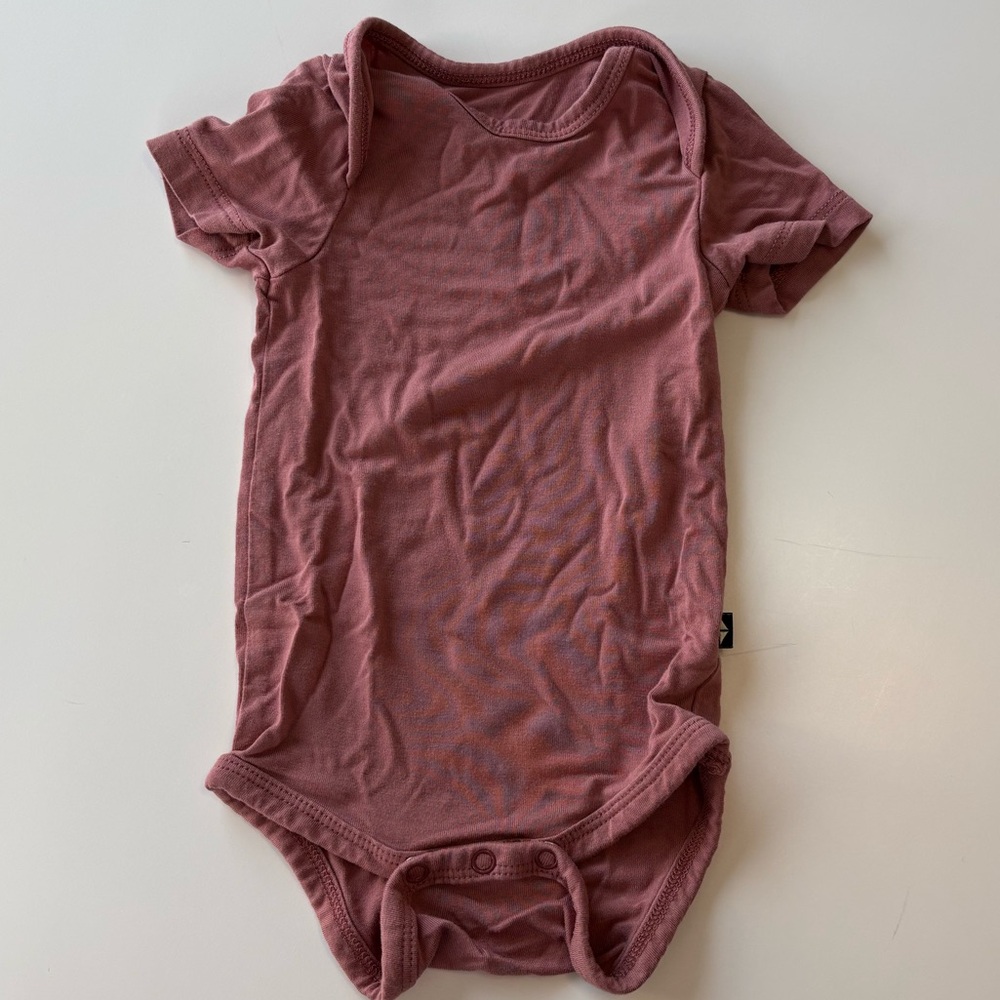 Kyte BABY Mauve Short Sleeve Bodysuit
